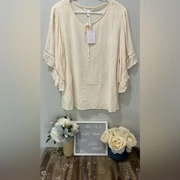 NWT π LC Lauren Conrad Cream Flutter Sleeve Top π - Picture 1 of 4
